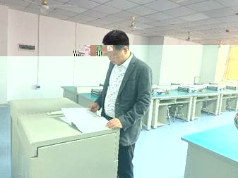 圖片包含 室内, 桌子, 貓, 站描述已自動生成