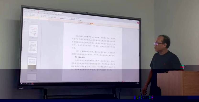 房間裡有桌子和椅子中度可信度描述已自動生成