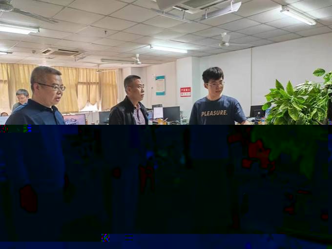 一群人站在廚房裡描述已自動生成