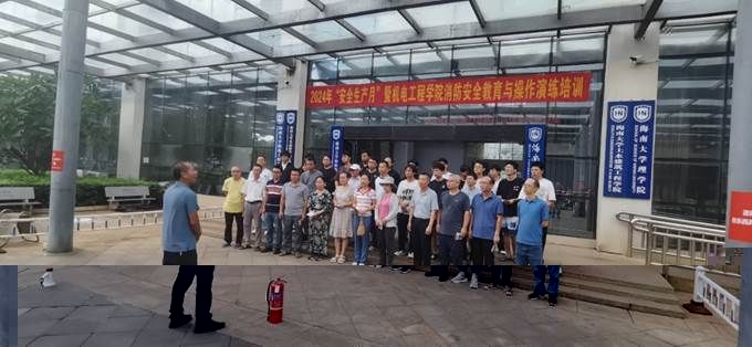 一群人站在建築外面描述已自動生成