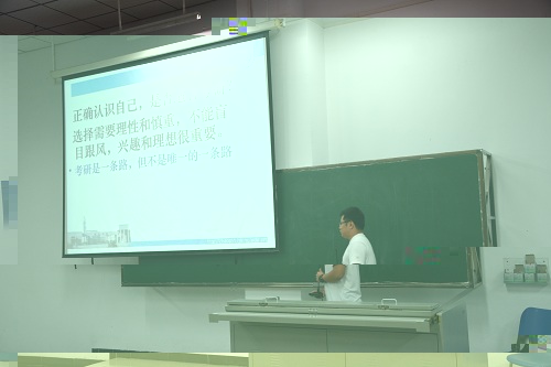 周騰教授在給學生做指導分析